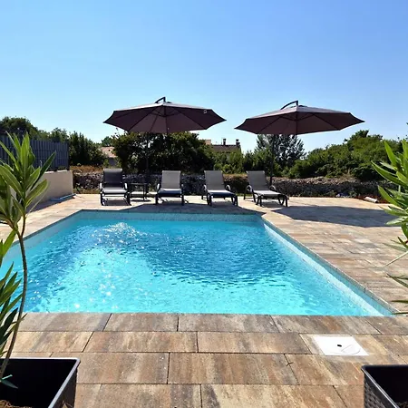 Peaceful With Pool Cabrunici